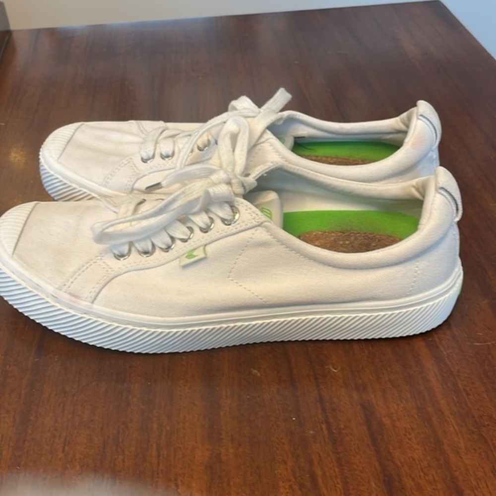 🍯Cariuma white canvas sneakers